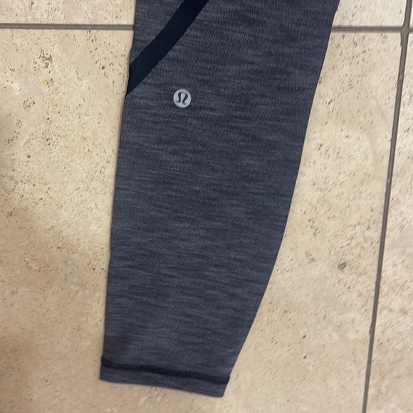 Lululemon full length leggings size 6 with pockets and zipper, like new - Picture 3 of 3